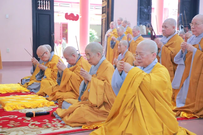 Chư Ni Thường trực Phân ban Ni giới T.Ư niêm hưởng tưởng niệm, tri ân công hạnh của cố Ni trưởng Thích nữ Chí Kiên