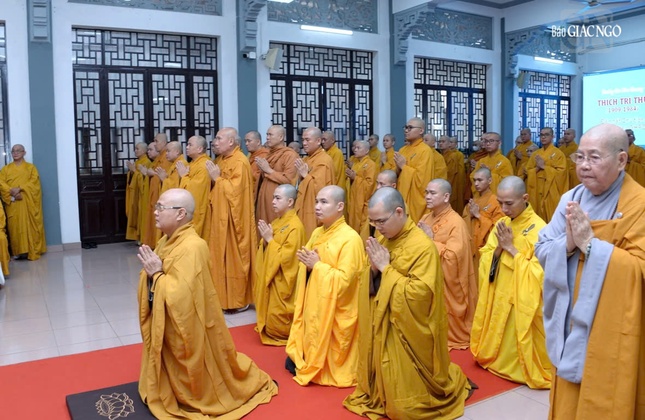 Đại diện môn đồ pháp quyến thành kính đảnh lễ Giác linh Trưởng lão Hòa thượng Đại diện môn đồ pháp quyến thành kính đảnh lễ Giác linh Trưởng lão Hòa thượng