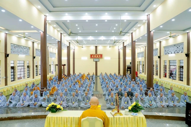 Hòa thượng Thích Lệ Trang giáo giới cho giới tử tại điểm truyền giới cho giới tử Tăng tổ đình Hội Khánh, TP.Thủ Dầu Một Hòa thượng Thích Lệ Trang giáo giới cho giới tử tại điểm truyền giới cho giới tử Tăng tổ đình Hội Khánh, TP.Thủ Dầu Một