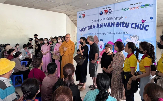 Đại đức Thích Minh Phú động viên bệnh nhân và người nhà cố gắng vượt qua khó khăn - Ảnh: T.N Đại đức Thích Minh Phú động viên bệnh nhân và người nhà cố gắng vượt qua khó khăn - Ảnh: T.N