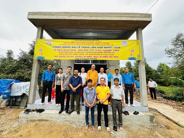 Căn nhà Tường Nguyên “Sen búp xin tặng người” số 1004 được bàn giao đến gia đình ông Võ Văn Duẫn - Ảnh: T.N