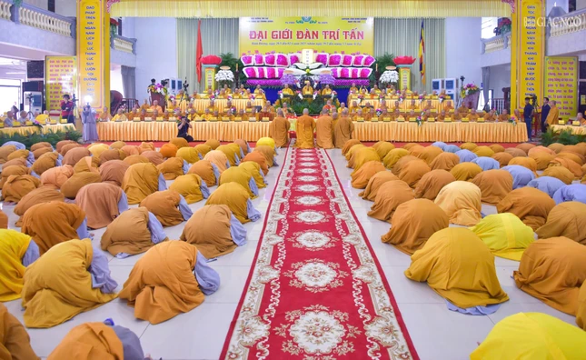 Giới tử đảnh lễ chư vị giới sư