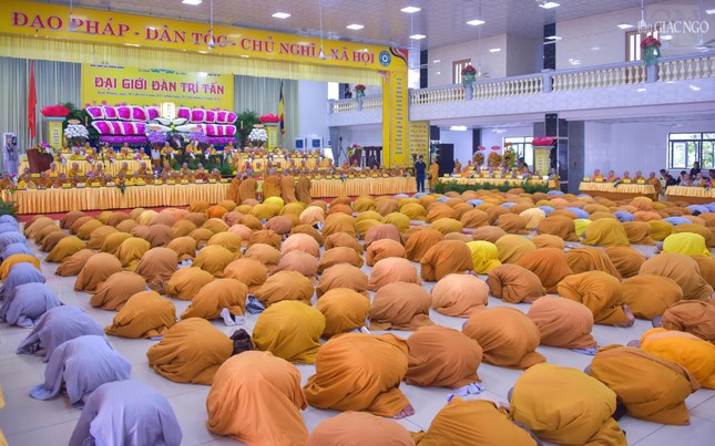 Giới tử đảnh lễ chư giới sư Giới tử đảnh lễ chư giới sư