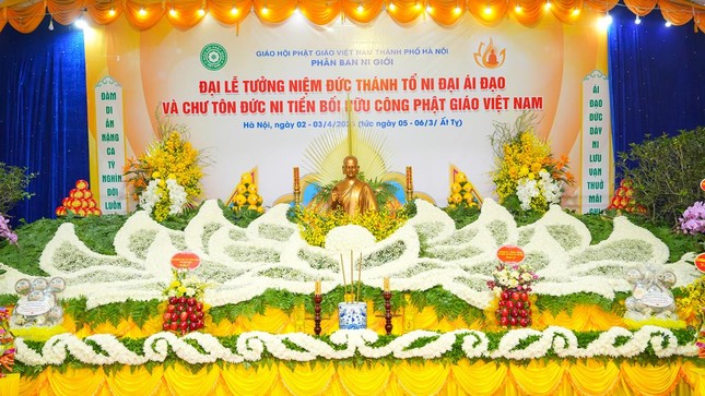 Tôn tượng Đức Thánh Tổ Ni Đại Ái Đạo