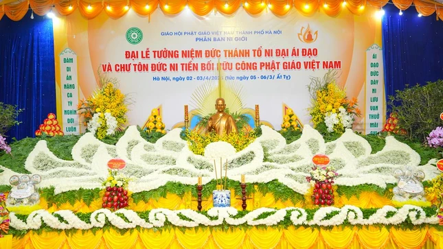 Tôn tượng Đức Thánh Tổ Ni Đại Ái Đạo