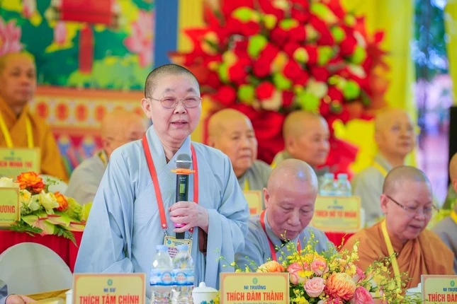 Ni trưởng Thích Đàm Thành, Trưởng ban Tổ chức đã đúc kết những bài tham luận