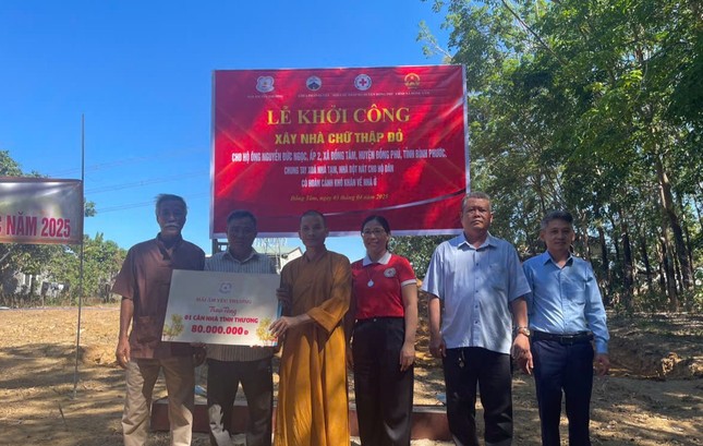 Đại diện câu lạc bộ trao tiền ủng hộ xây nhà tình thương