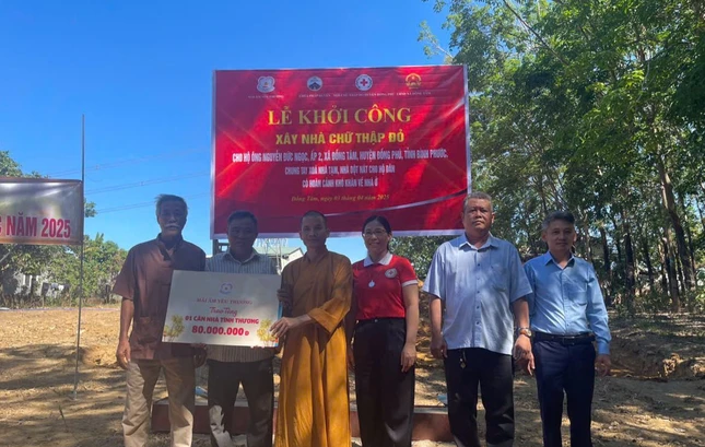 Đại diện câu lạc bộ trao tiền ủng hộ xây nhà tình thương