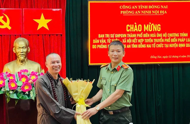Đại diện Phòng An ninh nội địa trao hoa cảm ơn Thượng tọa Thích Minh Trí