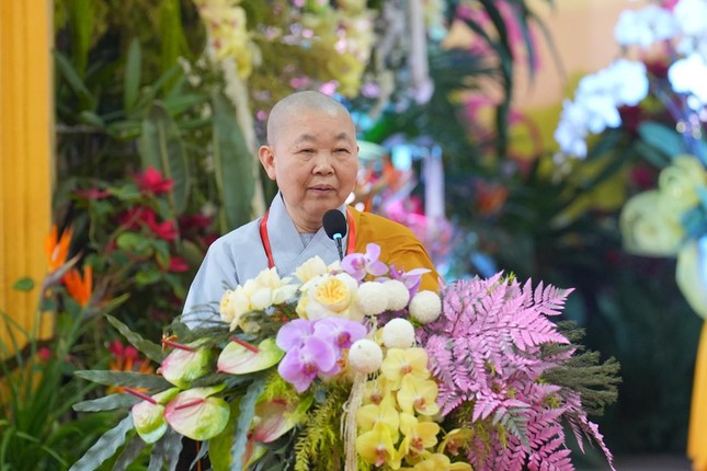 Ni trưởng Thích Đàm Thành đã phát biểu diễn văn khai mạc Đại lễ Ni trưởng Thích Đàm Thành đã phát biểu diễn văn khai mạc Đại lễ