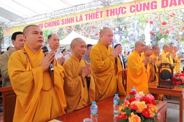 Hội chúng cử hành nghi thức mặc niệm tưởng nhớ đến mười phương chư Phật, chư Tổ tiền bối hữu công