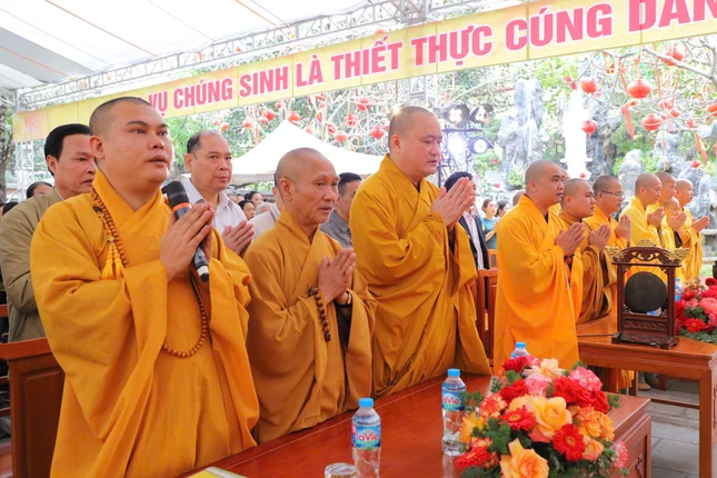 Hội chúng cử hành nghi thức mặc niệm tưởng nhớ đến mười phương chư Phật, chư Tổ tiền bối hữu công Hội chúng cử hành nghi thức mặc niệm tưởng nhớ đến mười phương chư Phật, chư Tổ tiền bối hữu công