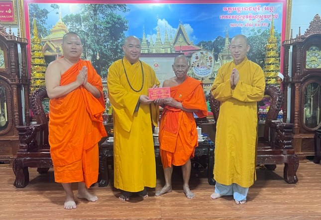 Chư tôn đức Văn phòng II T.Ư thăm, chúc Tết cổ truyền đến Hòa thượng Thạch Sok Xane, Phó Chủ tịch Hội đồng Trị sự, phụ trách Phật giáo Nam tông Khmer - Ảnh: Danh Đà Quí