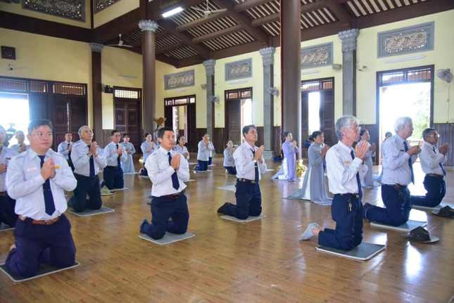 Các huynh trưởng tại chánh điện chùa Pháp Hoa