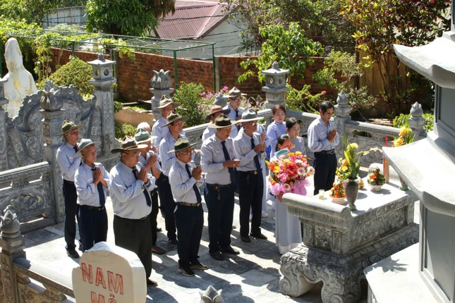 Các huynh trưởng thành kính đảnh lễ Giác linh Hòa thượng Thích Trí Huy, khai sơn chùa Pháp Hoa, khai sơn Gia đình Phật tử Đắk Nông