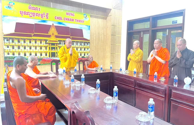 Đoàn thăm, kính chúc Tết cổ truyền đến Hòa thượng Đào Như - Ảnh: Danh Đà Quí