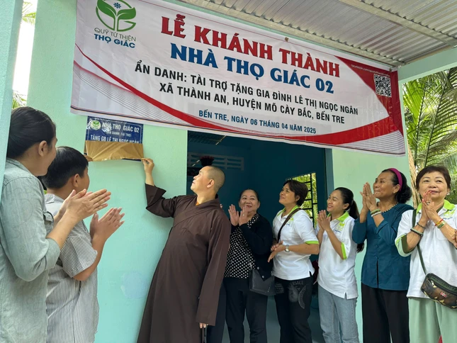 Căn nhà với diện tích ngang 4 m, chiều dài 11 m được khánh thành, bàn giao đến gia đình chị Ngân - Ảnh: T.G