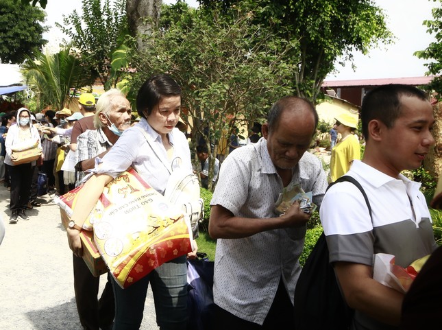 Người khiếm thị khó khăn được hỗ trợ nhận quà của đoàn - Ảnh: Thiện Hữu