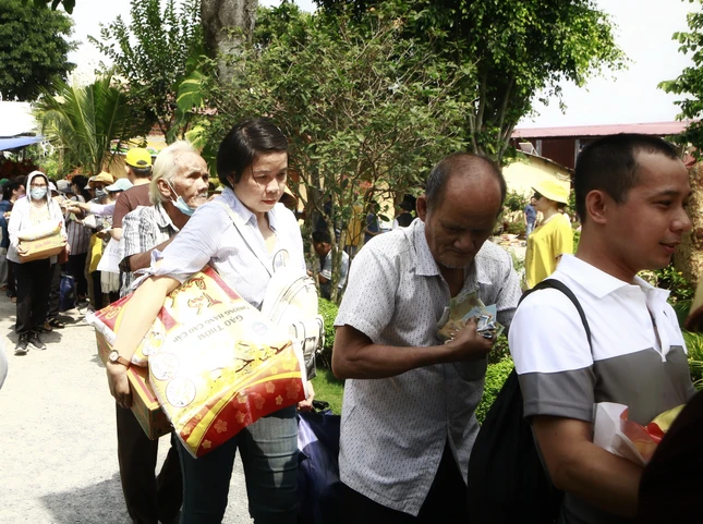 Người khiếm thị khó khăn được hỗ trợ nhận quà của đoàn - Ảnh: Thiện Hữu