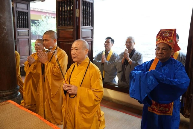 Hòa thượng Thích Bảo Nghiêm niêm hương bạch Tổ