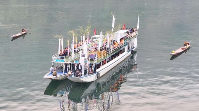 Tưởng niệm vong linh đồng bào tử nạn và cán bộ, chiến sĩ hy sinh do lũ quét