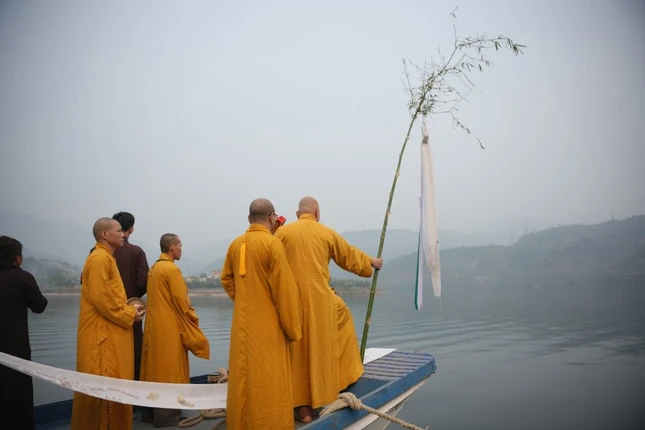 Lễ thỉnh vong tại khu vực lòng hồ thủy điện Sơn La