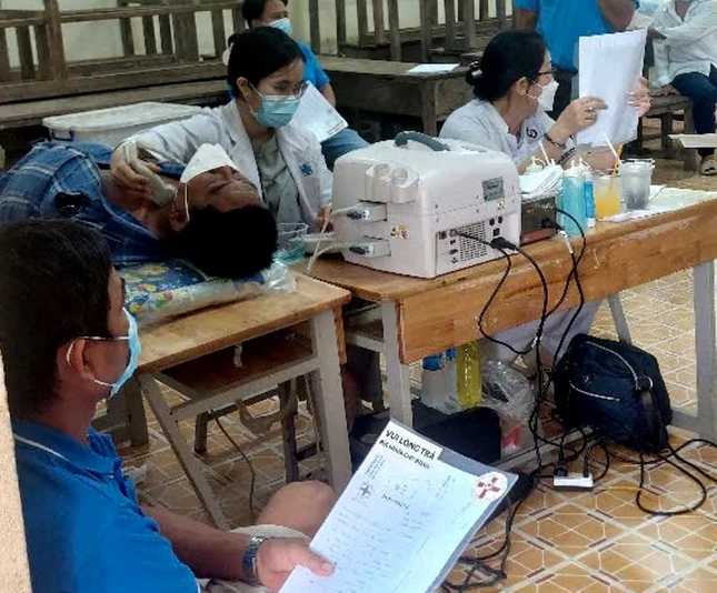 Bác sĩ khám bệnh cho người dân H.Long Phú - Ảnh: T.N