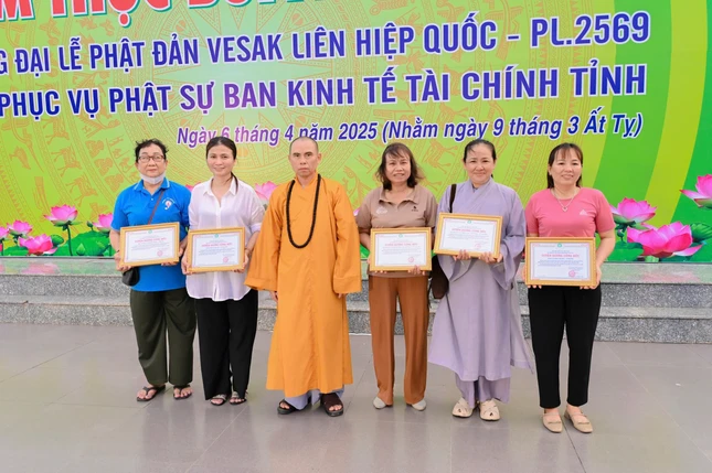 Thượng tọa Thích Nhuận Nghĩa trao Bằng công đức đến các đơn vị, cá nhân