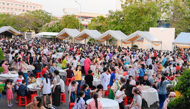 Khoảng 10.000 người tham dự buffet chay do Ban Kinh tế - Tài chánh GHPGVN tỉnh Bà Rịa - Vũng Tàu tổ chức tại TP.Bà Rịa Khoảng 10.000 người tham dự buffet chay do Ban Kinh tế - Tài chánh GHPGVN tỉnh Bà Rịa - Vũng Tàu tổ chức tại TP.Bà Rịa