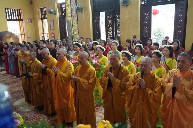 Chư tôn đức cùng toàn thể hội chúng cử hành nghi lễ dâng hương cầu nguyện thế giới hòa bình, chúng sinh an lạc Chư tôn đức cùng toàn thể hội chúng cử hành nghi lễ dâng hương cầu nguyện thế giới hòa bình, chúng sinh an lạc