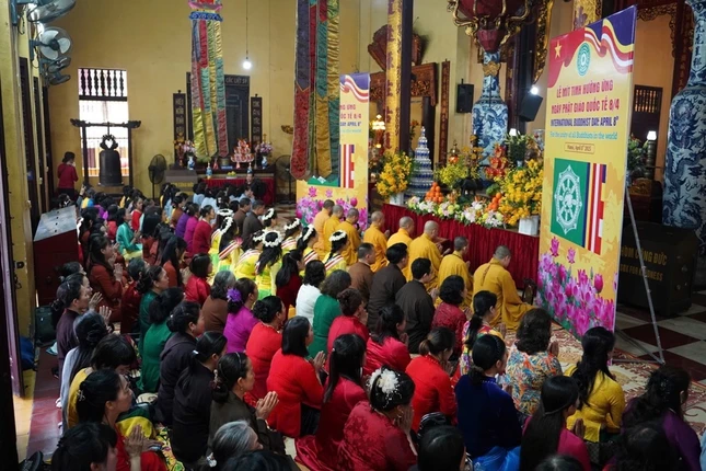 Khóa lễ trì tụng kinh Bát-nhã tại chùa Quán Sứ nhân Ngày Phật giáo Quốc tế (8-4)