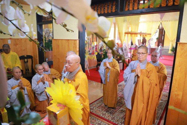 Chư Ni Phân ban Ni giới T.Ư viếng tang Ni trưởng Thích nữ Diệu Tâm