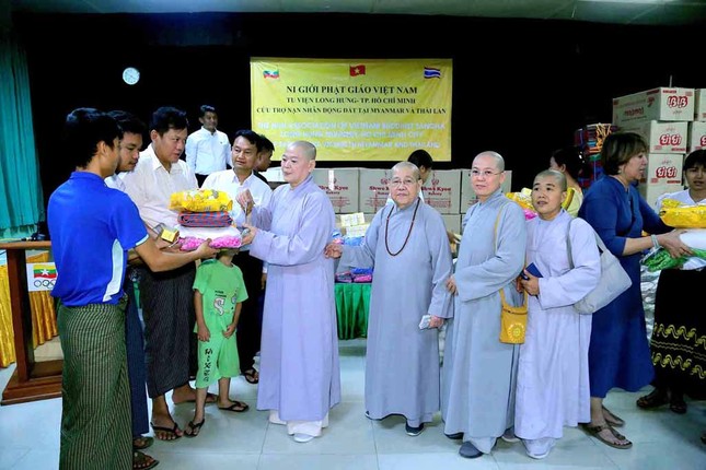 Đoàn Phân ban Ni giới TP.HCM và chùa Long Hưng trao quà đến những gia đình ảnh hưởng bởi động đất tại Myanmar - Ảnh: NGTPHCM