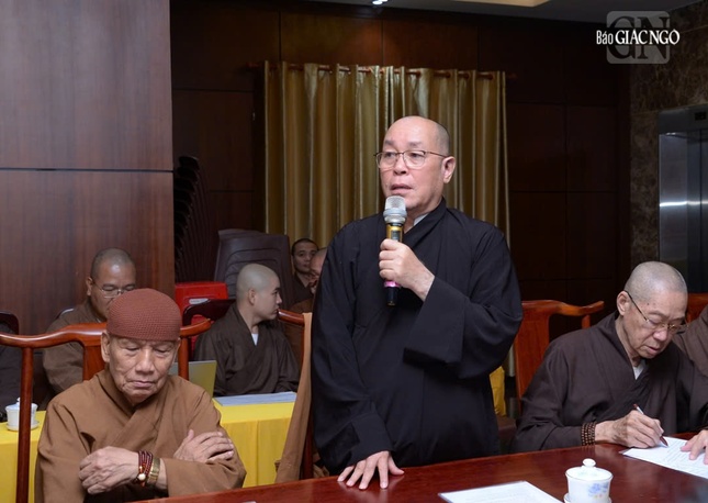 Thượng tọa Thích Đạt Đức, đại diện Tiểu ban Trật tự thuộc Ban Tổ chức đóng góp ý kiến