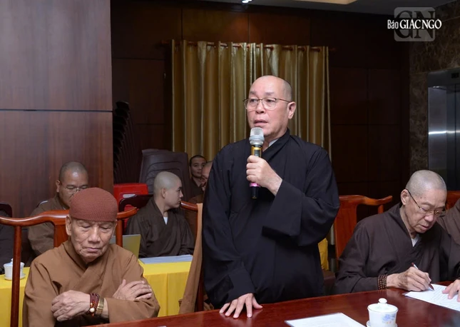 Thượng tọa Thích Đạt Đức, đại diện Tiểu ban Trật tự thuộc Ban Tổ chức đóng góp ý kiến