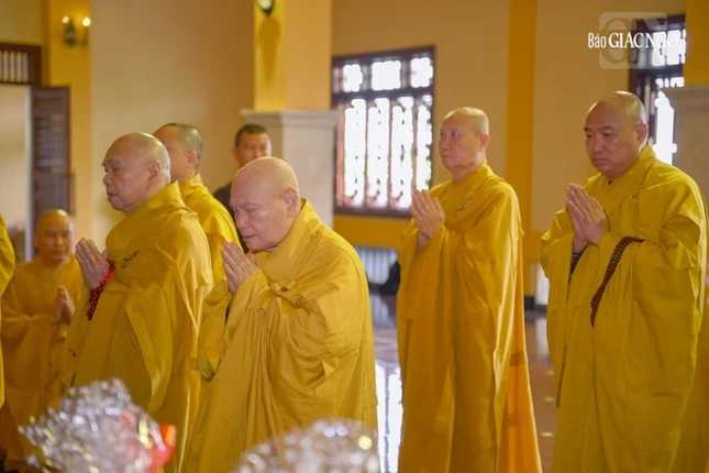 Trưởng lão Hòa thượng Thích Thiện Nhơn cùng chư tôn đức Hội đồng Trị sự đảnh lễ Giác linh Trưởng lão Hòa thượng Thích Từ Nhơn