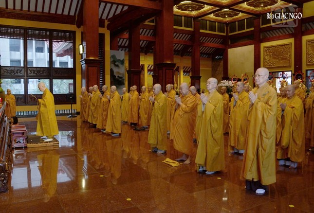 Đức Pháp chủ cùng chư vị giáo phẩm Hội đồng Chứng minh, Chứng minh Ban Trị sự GHPGVN TP.HCM dâng hương, đảnh lễ Tam bảo