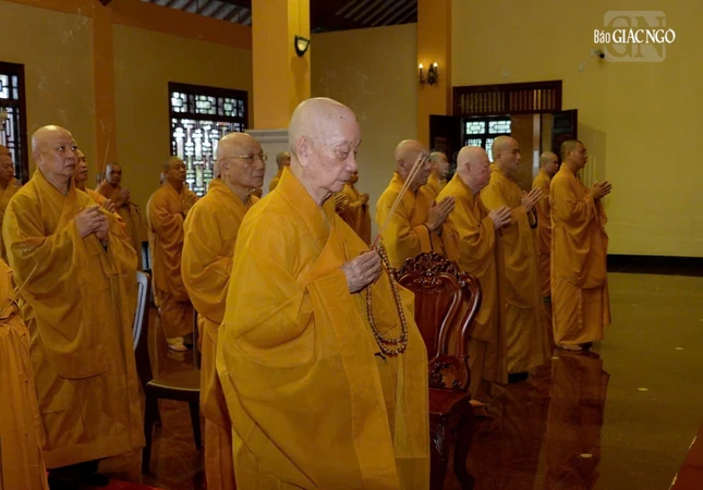 Đại lão Hòa thượng Pháp chủ cùng chư vị giáo phẩm tưởng niệm