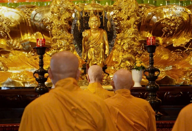 Đức Đệ tứ Pháp chủ GHPGVN cùng chư vị giáo phẩm đảnh lễ Tam bảo