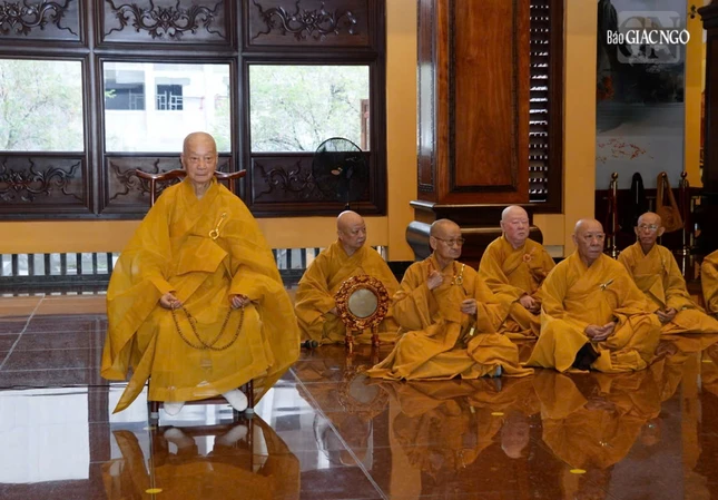 Đức Đệ tứ Pháp chủ GHPGVN thính giới cùng đại chúng