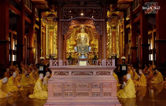 Chư Tăng vân tập định kỳ thính giới, cùng nhắc nhở nhau về giới pháp của hành giả xuất gia