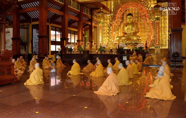 Chư Tăng thính giới