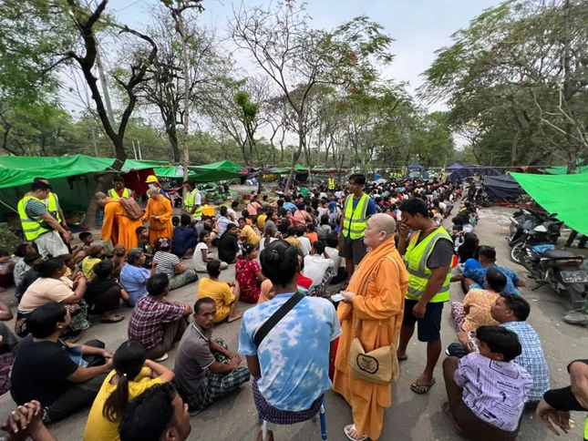 Đoàn đến thăm người dân Myanmar sống ở những khu nhà bạt tạm