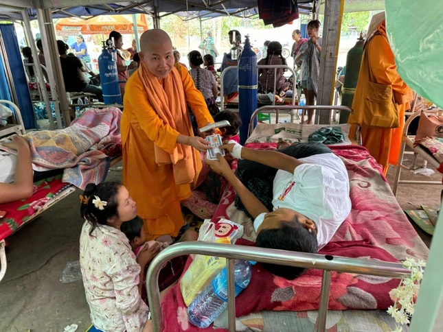 Thăm và trao hỗ trợ đến bệnh nhân của trận động đất ngày 28-3-2025