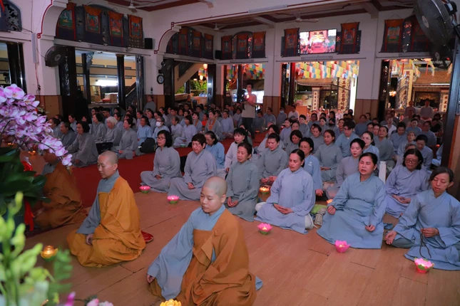 Đạo tràng Quan Âm tu viện thắp nến cầu nguyện cho người dân Myanmar