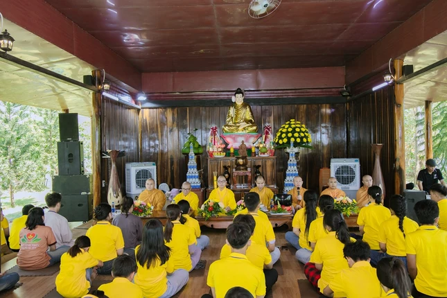 Chư tôn đức Ban Hoằng pháp GHPGVN tỉnh và các tu sinh tham dự khóa tu tuổi trẻ Chư tôn đức Ban Hoằng pháp GHPGVN tỉnh và các tu sinh tham dự khóa tu tuổi trẻ