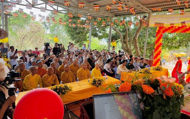 Chư tôn đức và đại diện chính quyền, đồng bào tham dự Chư tôn đức và đại diện chính quyền, đồng bào tham dự