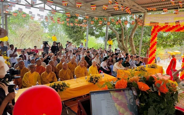 Chư tôn đức và đại diện chính quyền, đồng bào tham dự