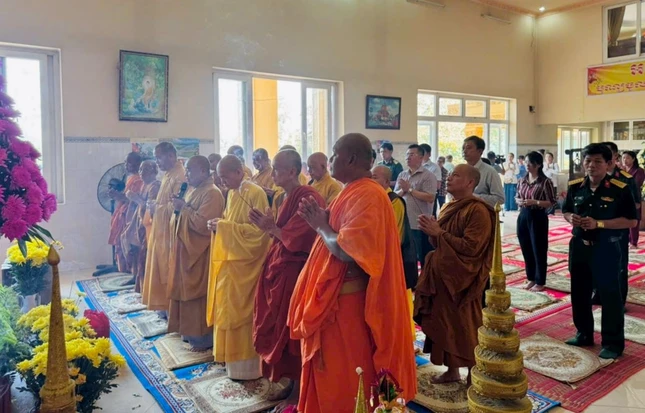 Chư tôn đức và đại diện chính quyền cử hành nghi thức thức dâng hương lễ Phật, cầu nguyện một năm mới bình an