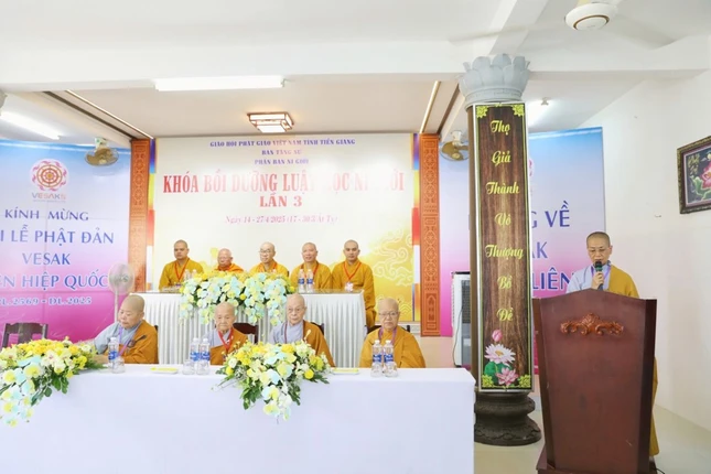 Ni trưởng Thích nữ Huệ Năng báo cáo công tác tổ chức